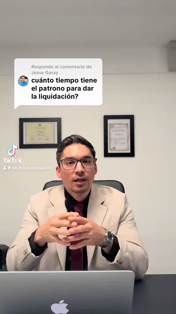 Lic. Juan José Acuña Brenes en su oficina